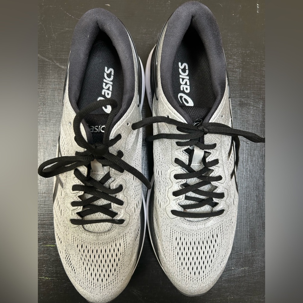 ASICS Light Gray and Black Athletic Sneakers T749N Men’s Size 10.5